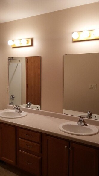 Upstairs bath - 2306 Oliver Lane