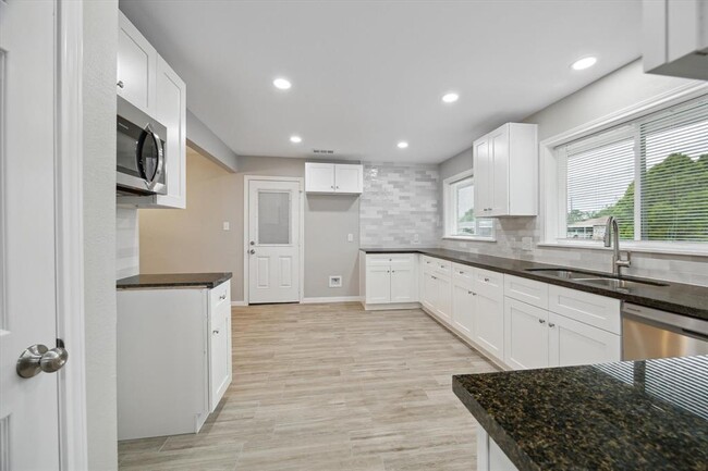 Building Photo - 6830 Cherrydale Dr