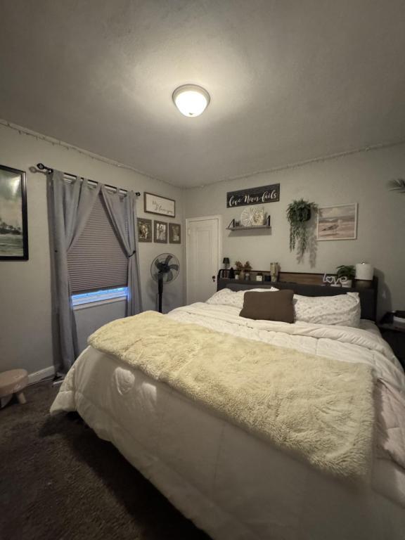 Building Photo - 406 E 9th St