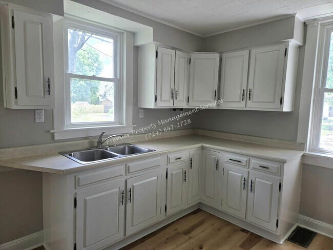 Building Photo - 1429 Hall Ave