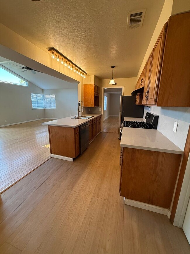 Building Photo - 33 Mary Ct