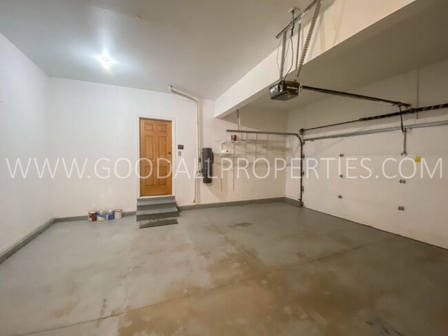 Building Photo - Executive Home - 4 Bedroom, 3.5 Bathroom in Country Club Neighborhood with Finished Basement