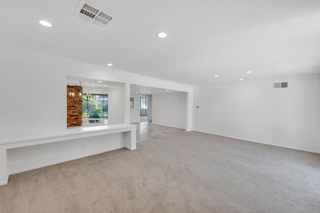 Building Photo - Perfect Entertaining Family Home with Larg...