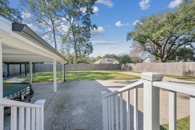Building Photo - 1566 Country Club Dr