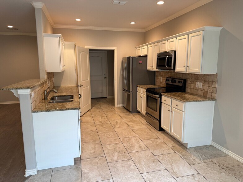 Building Photo - 2200 Woodgrove Lane