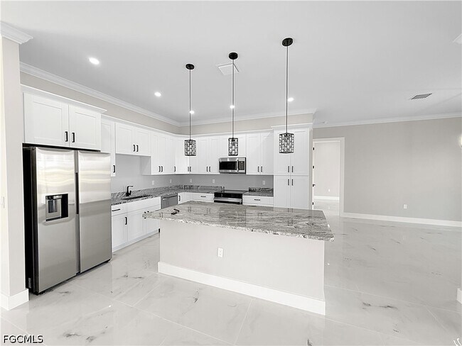 Building Photo - 303 NW 26th Ave