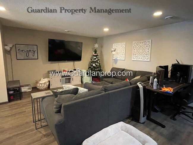 Building Photo - Lakeville 2 Bedroom Town Home, 2 Car Garage, 2.5 Baths, Dishwasher, Central Air