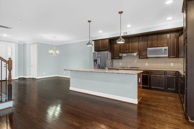 Building Photo - Nestled in the heart of Creekside Park - T...