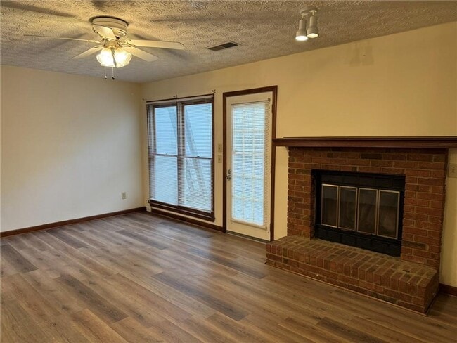 Building Photo - 1105 Booth Ct SW