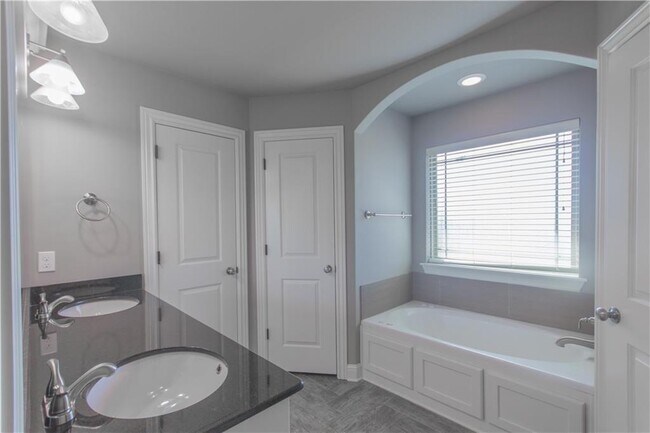 Building Photo - 3411 SW Gibson Ave