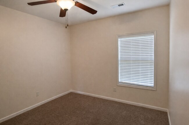 Building Photo - 3 bedroom 2 bath Gem in Hidden Springs Subdivision