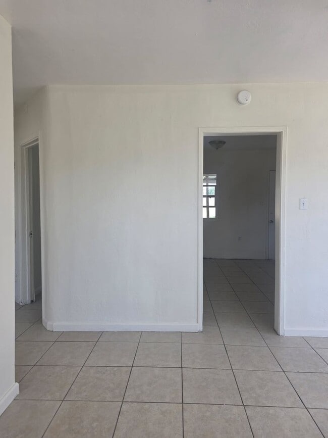 Building Photo - FOR LEASE 2 Bed 1 Bath + Bonus Room SE Bakersfield