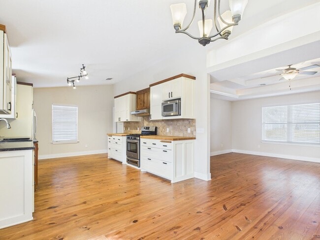 Building Photo - Adorable Bunglow