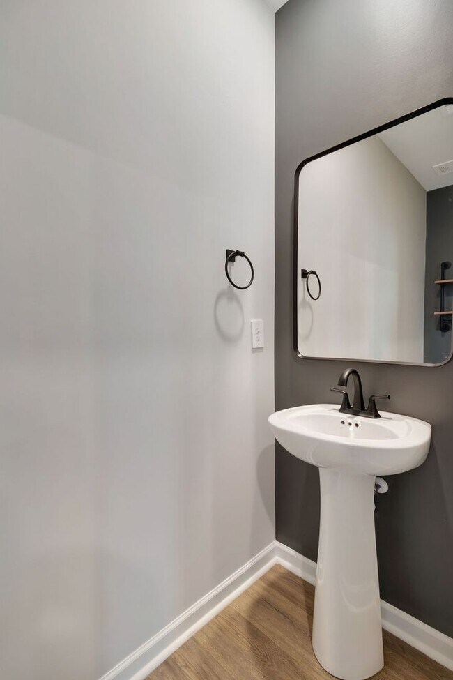 Building Photo - UPGRADED 3 BD 3 BATH MURFREESBORO TOWNHOME IN RIVER LANDING