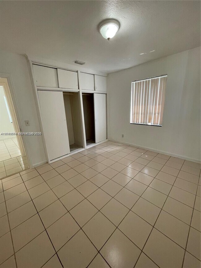 Building Photo - 2435 Plunkett St