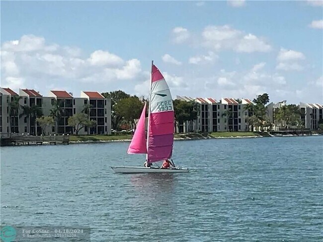 Building Photo - 112 Lake Emerald Dr