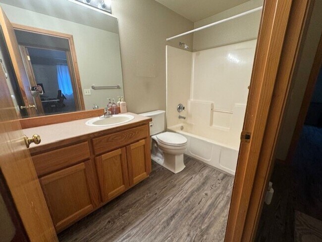 Building Photo - Single level home close to the hospital