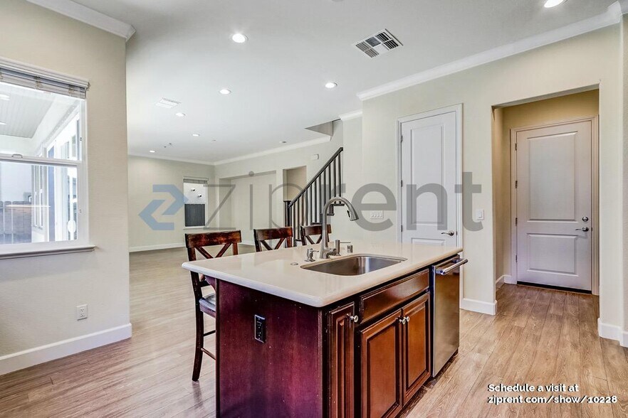 Building Photo - 941 Bracken Ct