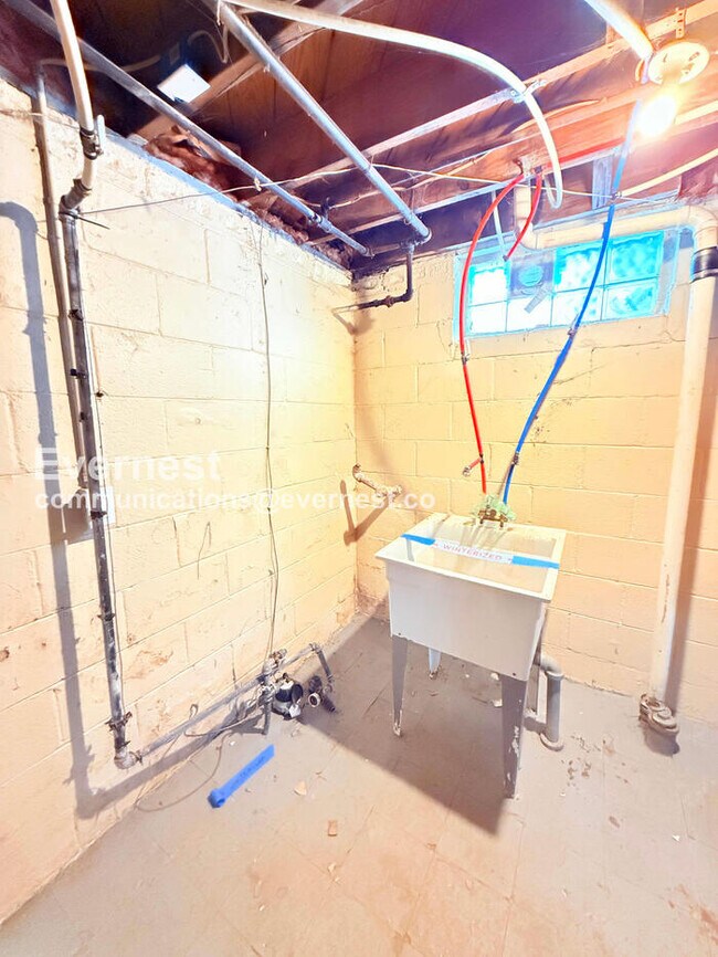 Building Photo - 8431 Rosemont Ave