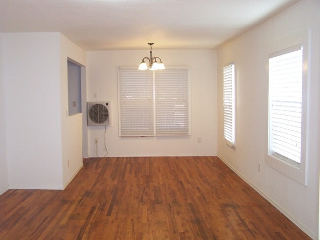 Building Photo - Cute 2 Bd / 1 Ba Home - A must see!