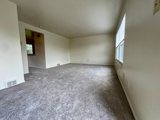 Building Photo - Fantastic Two Bedroom Townhouse in Penn Hills with Garage & Patio! Call Today!