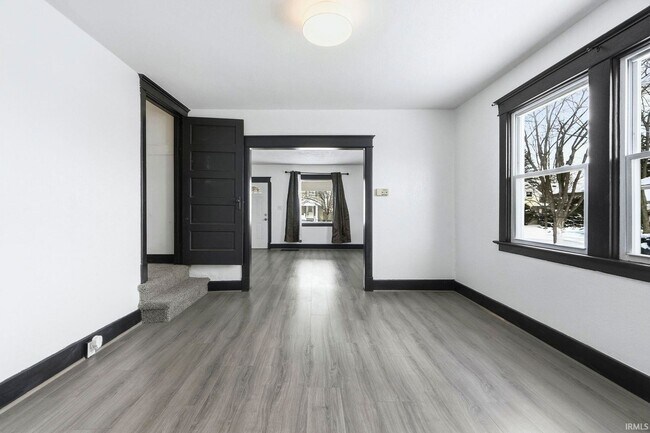 Building Photo - 3 bedroom available for immediate move i!