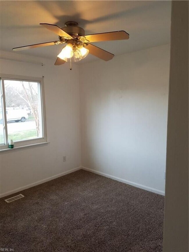 Building Photo - Remodeled 3BR Home in Indian Lakes - Granite Counter Tops and Stainless Steel Appliances
