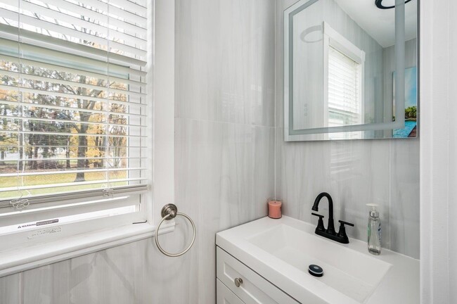 Building Photo - 815 Central Ave