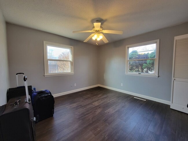 Building Photo - Renovated 2 Bedroom Apartment Conveniently...