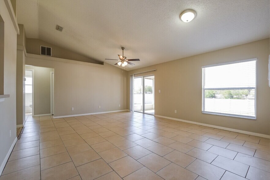 Building Photo - 11752 Foxglove Dr