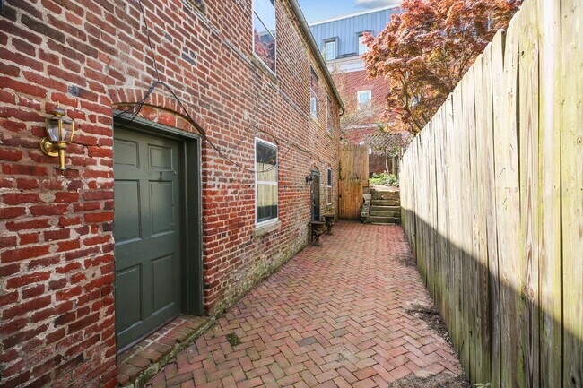 Building Photo - 710 Caroline St