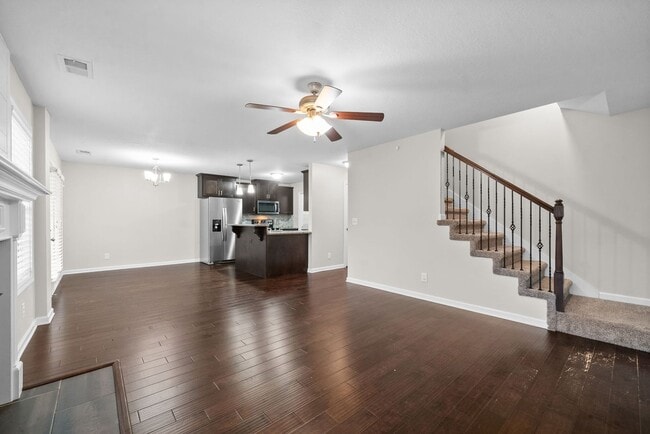 Building Photo - Pet Friendly Three Bedroom in Rossview!