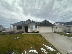 Building Photo - Beautiful 3bed, 2bath 1600sq.ft. home in F...