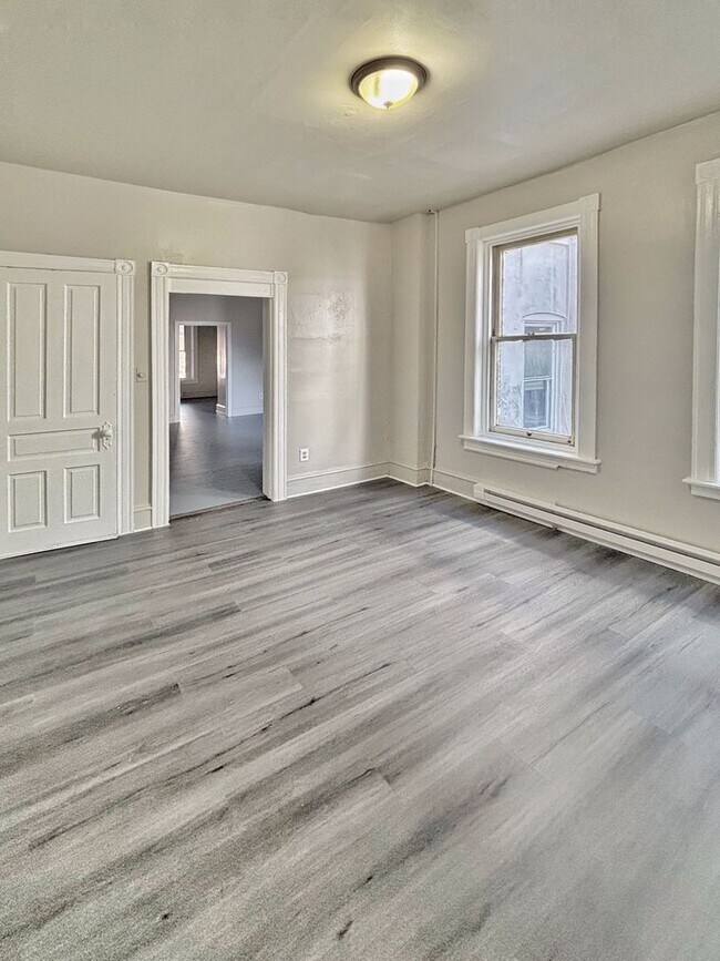 Building Photo - 422 W Allen St