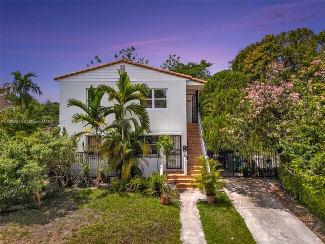 Building Photo - 3762 SW 27th St