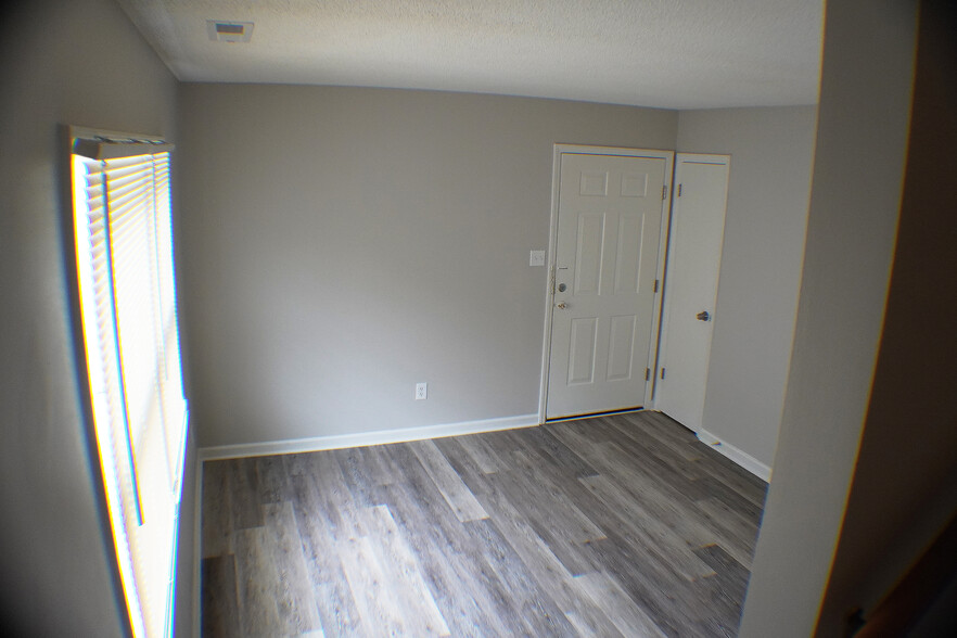 Livingroom - 231 Bridgefield Pl