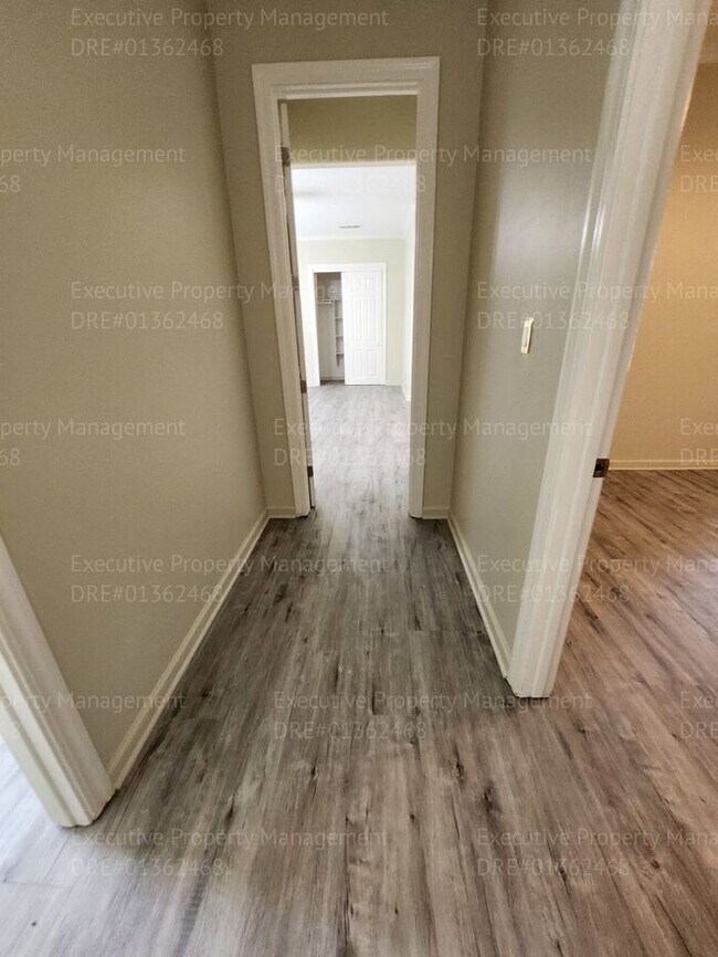 Building Photo - 4 bedroom 3 FULL bath/ 3 CAR Garage.. 2418...
