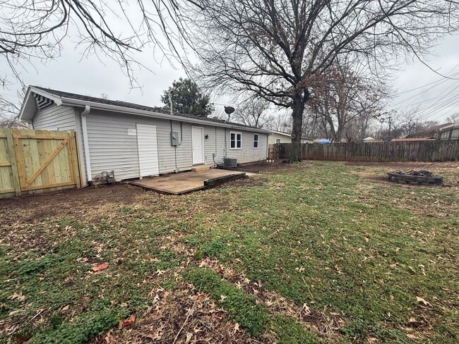 Building Photo - 4 Bedroom 2 Bathroom House Available NOW!