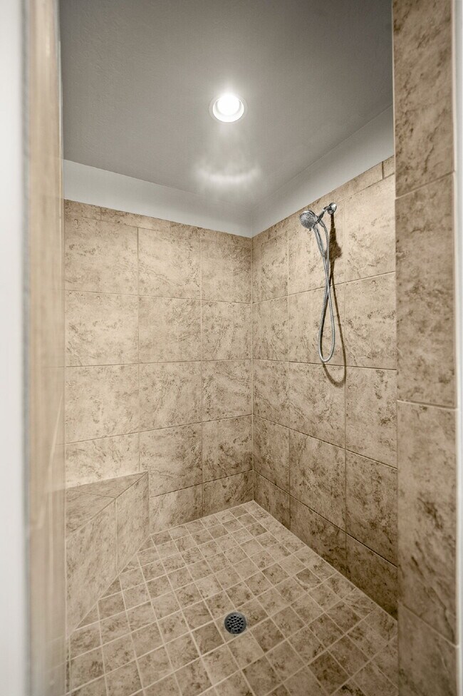 Building Photo - "Spacious 5-Bed Oasis with 3 Baths in Washington, UT – 3,171 Sq Ft of Comfort!"