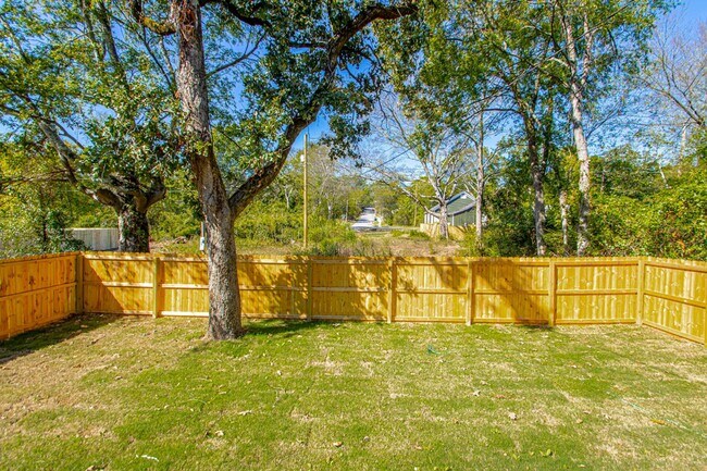 Building Photo - Timeless Elegance with Modern Upgrades – Stunning 3-Bedroom Little Rock Home!