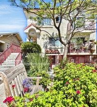 Building Photo - 522 Serrano Ave