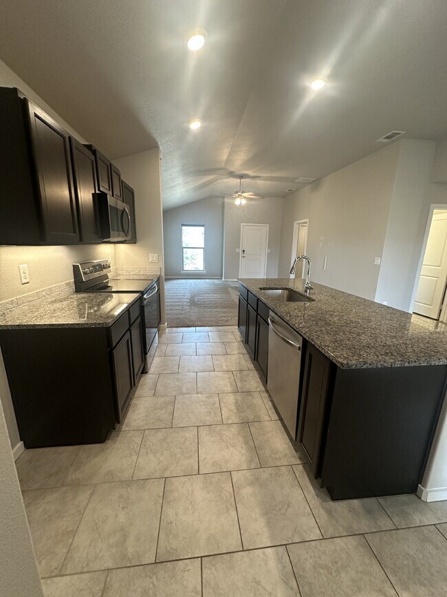 Building Photo - Spacious 3/2/2 in Upland Crossing