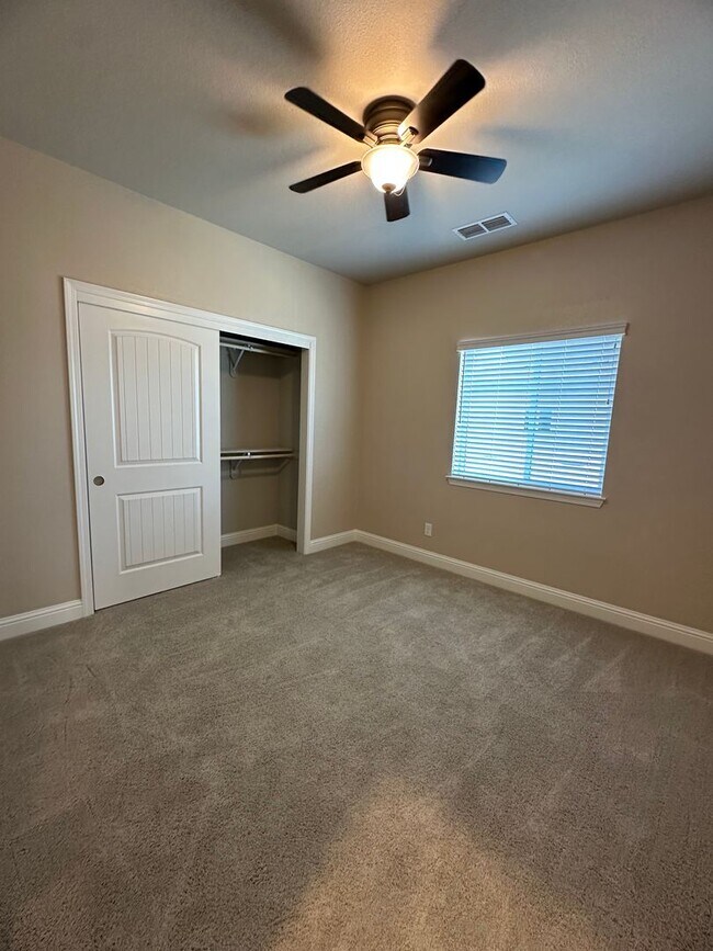 Building Photo - IMMACULANT 4 BEDROOM HOME 2.5 BATHROOM IN SALT CREEK