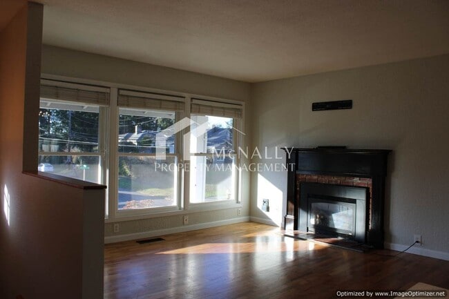 Building Photo - 3-Bedroom Split-Level Home with Garage