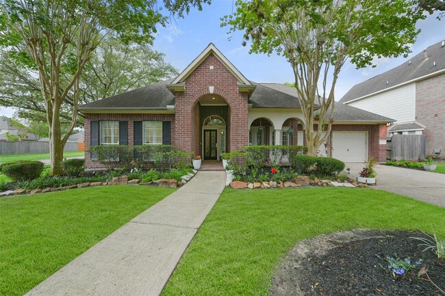 Primary Photo - 1008 Elm Pointe