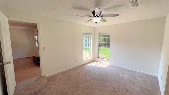 Building Photo - Lovely 3-Bedroom
