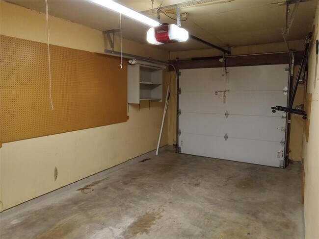 Building Photo - 910 E Meadowmere Ln