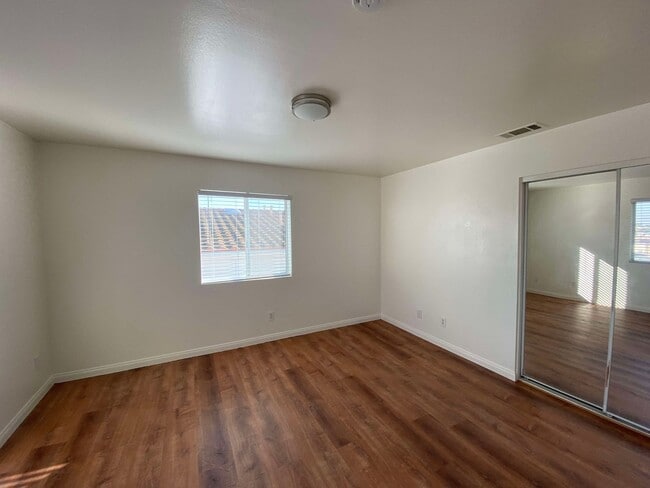 Building Photo - 762 W 21st St