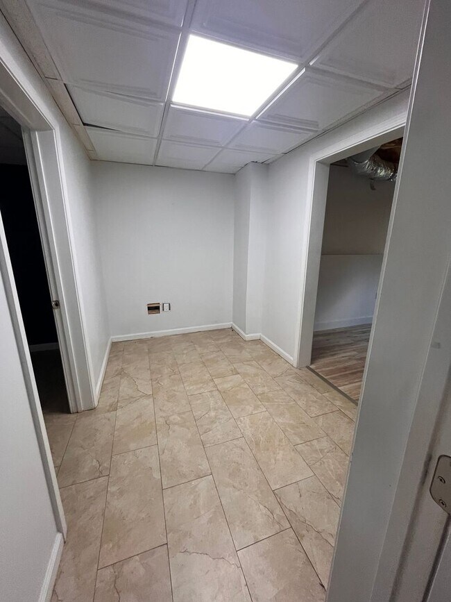 Building Photo - 925 Dogwood Park Dr