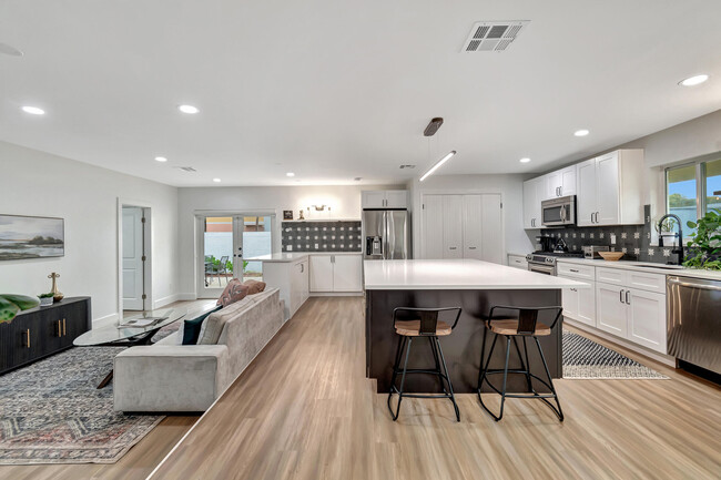 Building Photo - 620 Las Palmas Park